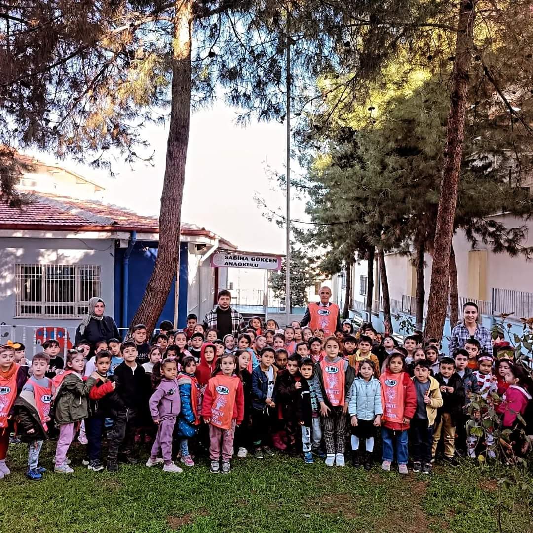 MuharremKatiogl's tweet photo. Gaziantep Sabiha Gökçen Anaokulu öğrencileri ile 🏃 #doğaeğitimi 🔎 🐿️ kapsamında #solucan 🪱gözlemleyerek fidan diktik. Emeği geçen herkese teşekkürler 👏🇹🇷💯 @temavakfi @gantepvaliligi @Gaziantep_MEM @tcmeb @FatmaSahin @sahinbeymem https://t.co/Bkg01ujvST