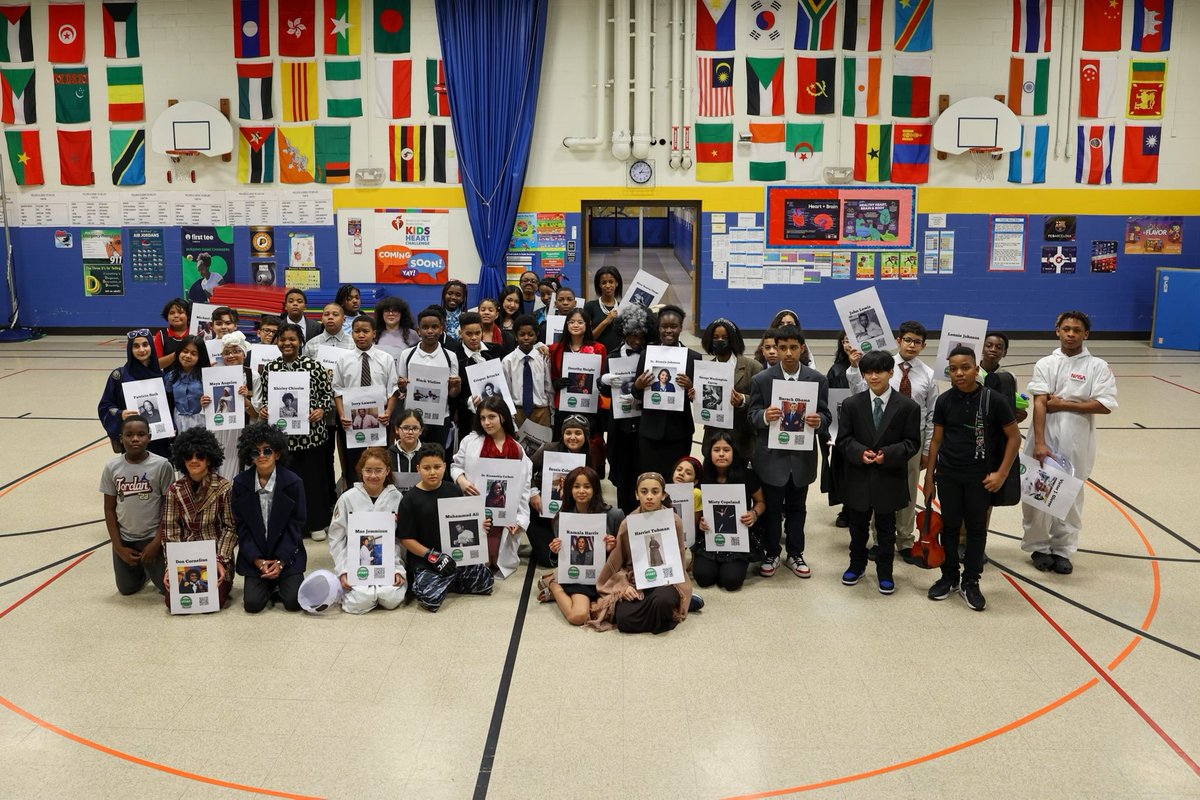Superintendent Dr. @AleesiaLJohnson meet Superintendent Dr. @AleesiaLJohnson 

Today, 6th graders at @IPSWallace107 hosted a Living Wax Museum to celebrate #BlackHistoryMonth which included a student portraying our very own IPS Superintendent!

#TeamIPS #IPSProud