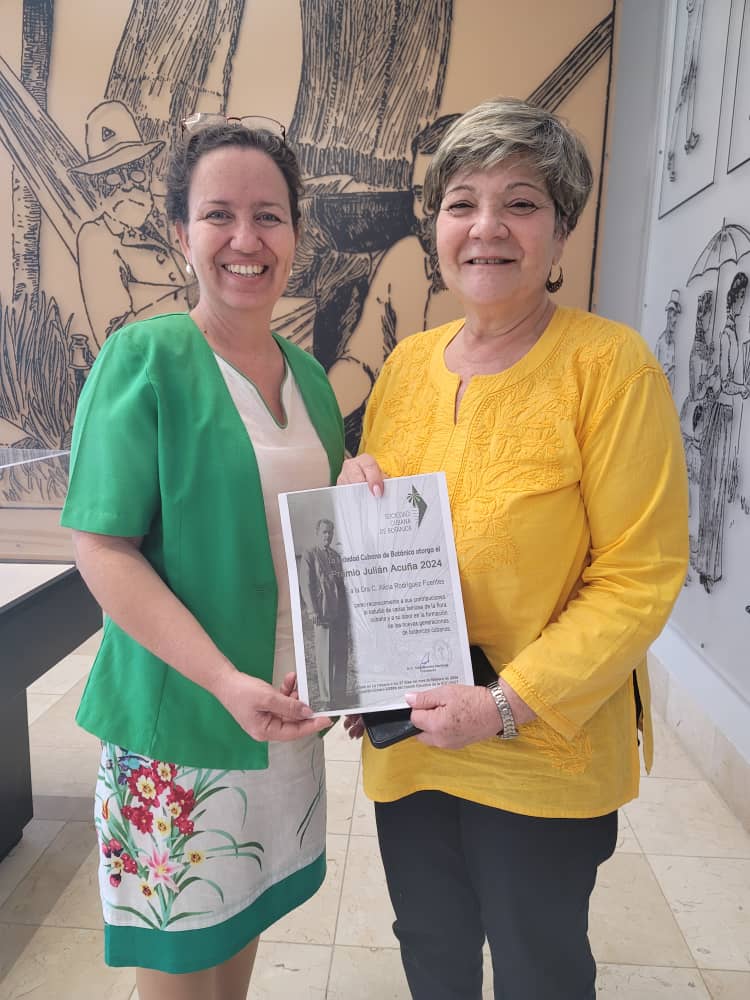 JBNUnivHabana's tweet photo. En el día del Botánico Cubano, recibe la Dra.C. Alicia Rodríguez Fuentes, Investigadora Titular del Jardín Botánico Nacional el Premio Julián Acuña 2024 por su obra de la vida 🏆. https://t.co/tFdEFzuvyQ