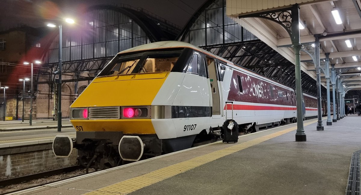 Railwaygirl2018's tweet image. From the north to the south🧭

Watching the sunset on the return to the big smoke🌆

Its time for this #DispatchersOfTwitter adventure to continue🚂🚃🚃

But what is in store for us next?🤔
Watch this space👀
#RailwayFamily #Intercity225 #RailwayAdventures #Trains #RailwayTwitter