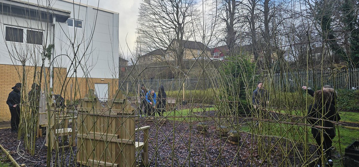 dywsmm's tweet photo. Productive afternoon working in partnership with Cassiltoun housing and Mr Walkers Eco group to tend the willow in our @stmargaretglas garden. Lots of new skills learned by everyone ! #dyw #sustainability #skills https://t.co/Fh1N5QNOkG