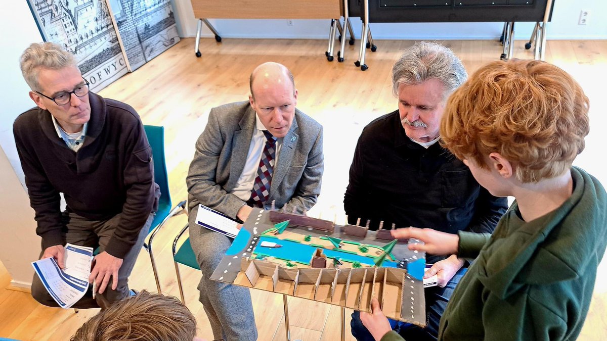 Gemeente_LV's tweet photo. De afgelopen maanden hebben 116 leerlingen van het Veurs Lyceum nagedacht over de verandering van het klimaat als onderdeel van de omgevingsvisie. Zij presenteerden hun bevindingen via maquettes op het gemeentehuis. #Omgevingsvisie https://t.co/ZHHA51AhGB
