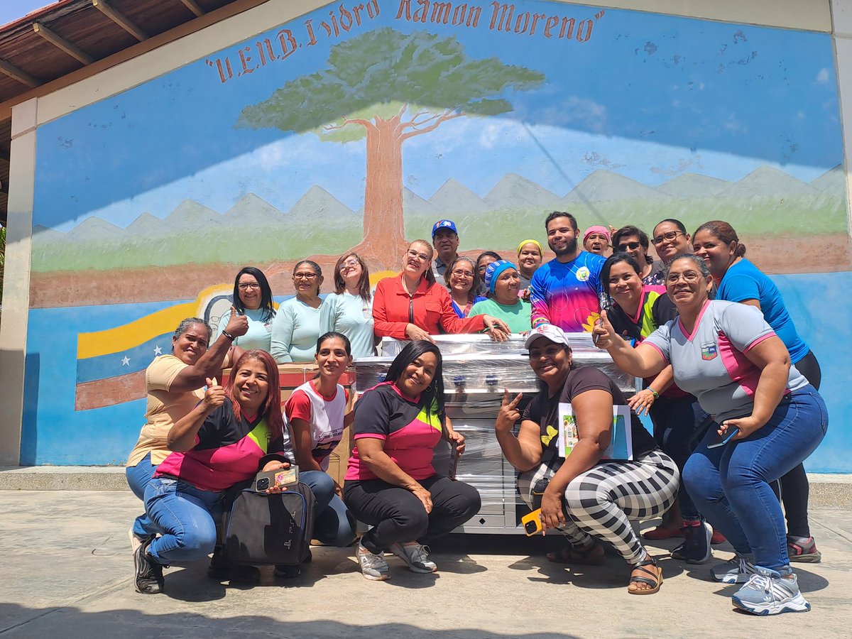 LeiraSuarezPsuv's tweet photo. En el marco del 1X10 del Buen Gobierno la UENB Isidro Ramón Moreno del Municipio Libertador recibió dotación de un congelador y una cocina. Gracias a nuestro Pdte. @NicolasMaduro 
#VenezuelaAbreCaminos 
@_LaAvanzadora 
@Soykarinacarpio 
@MPPEDUCACION 
@pedrodiazg59 
@CDCEAragua https://t.co/d6cTBczHpB