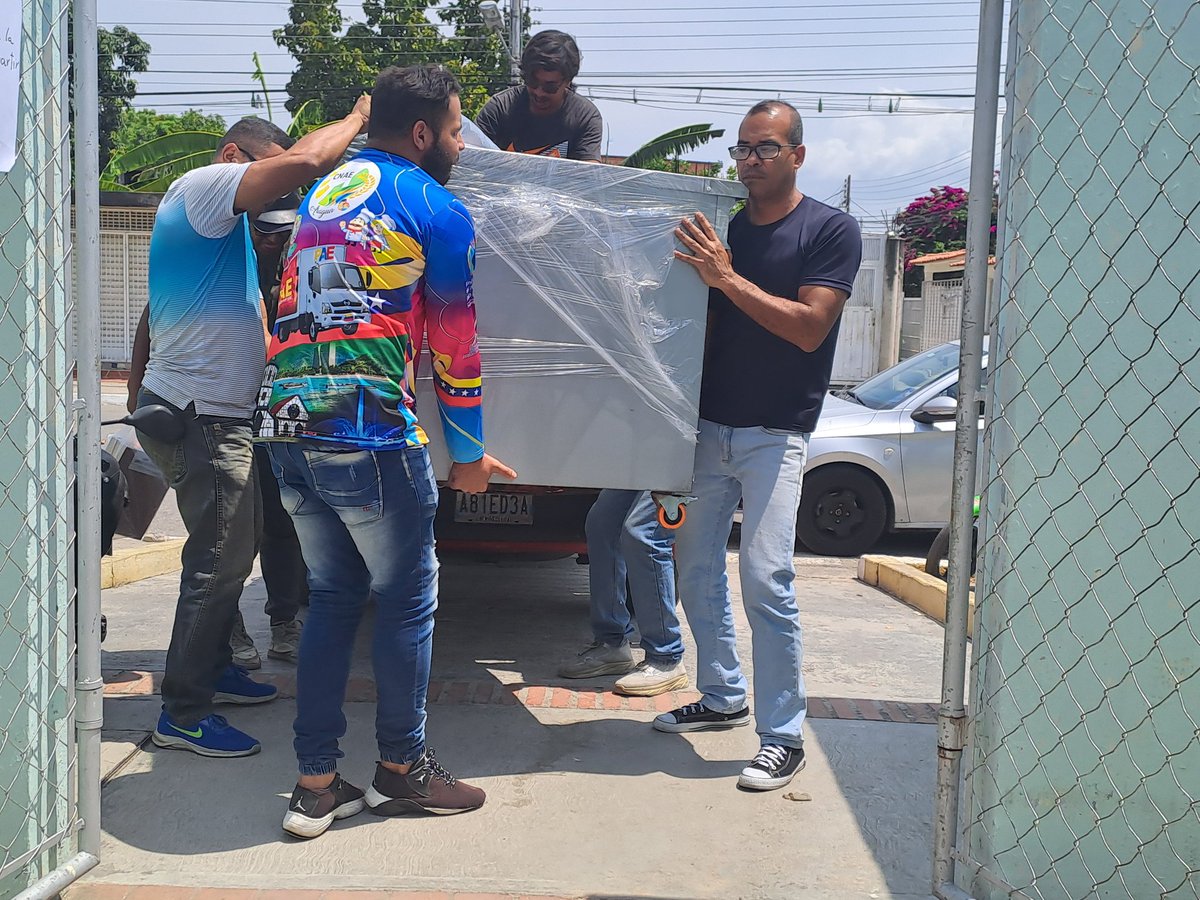 LeiraSuarezPsuv's tweet photo. En el marco del 1X10 del Buen Gobierno la UENB Isidro Ramón Moreno del Municipio Libertador recibió dotación de un congelador y una cocina. Gracias a nuestro Pdte. @NicolasMaduro 
#VenezuelaAbreCaminos 
@_LaAvanzadora 
@Soykarinacarpio 
@MPPEDUCACION 
@pedrodiazg59 
@CDCEAragua https://t.co/d6cTBczHpB