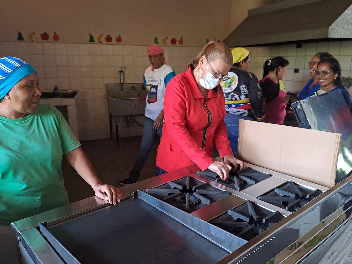 LeiraSuarezPsuv's tweet photo. En el marco del 1X10 del Buen Gobierno la UENB Isidro Ramón Moreno del Municipio Libertador recibió dotación de un congelador y una cocina. Gracias a nuestro Pdte. @NicolasMaduro 
#VenezuelaAbreCaminos 
@_LaAvanzadora 
@Soykarinacarpio 
@MPPEDUCACION 
@pedrodiazg59 
@CDCEAragua https://t.co/d6cTBczHpB