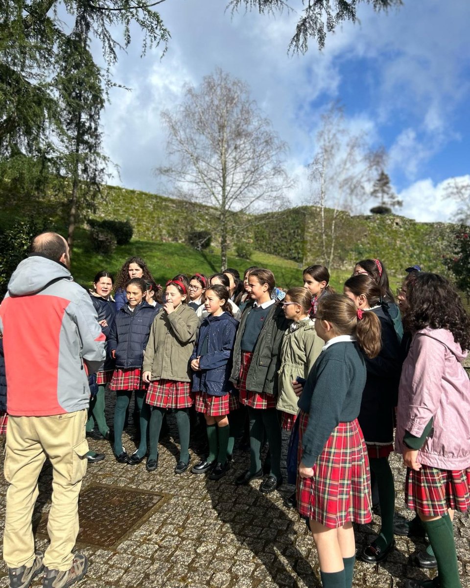 Visita a las galerías del Castro, desde donde se evitó el asedio de las tropas británicas en 1719. Por un momento las alumnas de 5º y 6º de Primaria han sentido cómo sería el Vigo de la época y cómo el fragor de la batalla por la defensa de la ciudad.