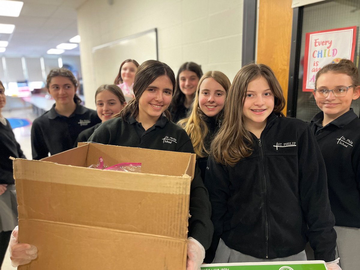 DID YOU KNOW?? Once a month, thanks to contributions from our school families, our students & faculty volunteer their time to prepare over 100 bagged lunches to be delivered to the Mary House and distributed throughout the community to those in need ❤️ #FlyForOthers