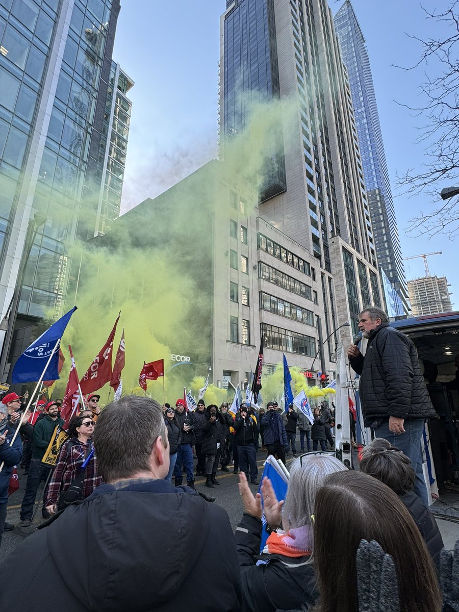 In Montreal today supporting SCFP 2815 Vidéotron workers who've been locked out for 18 weeks. The employer threw 241 workers out on the street because they are refusing to accept a concession that would allow unlimited contracting out of their jobs.