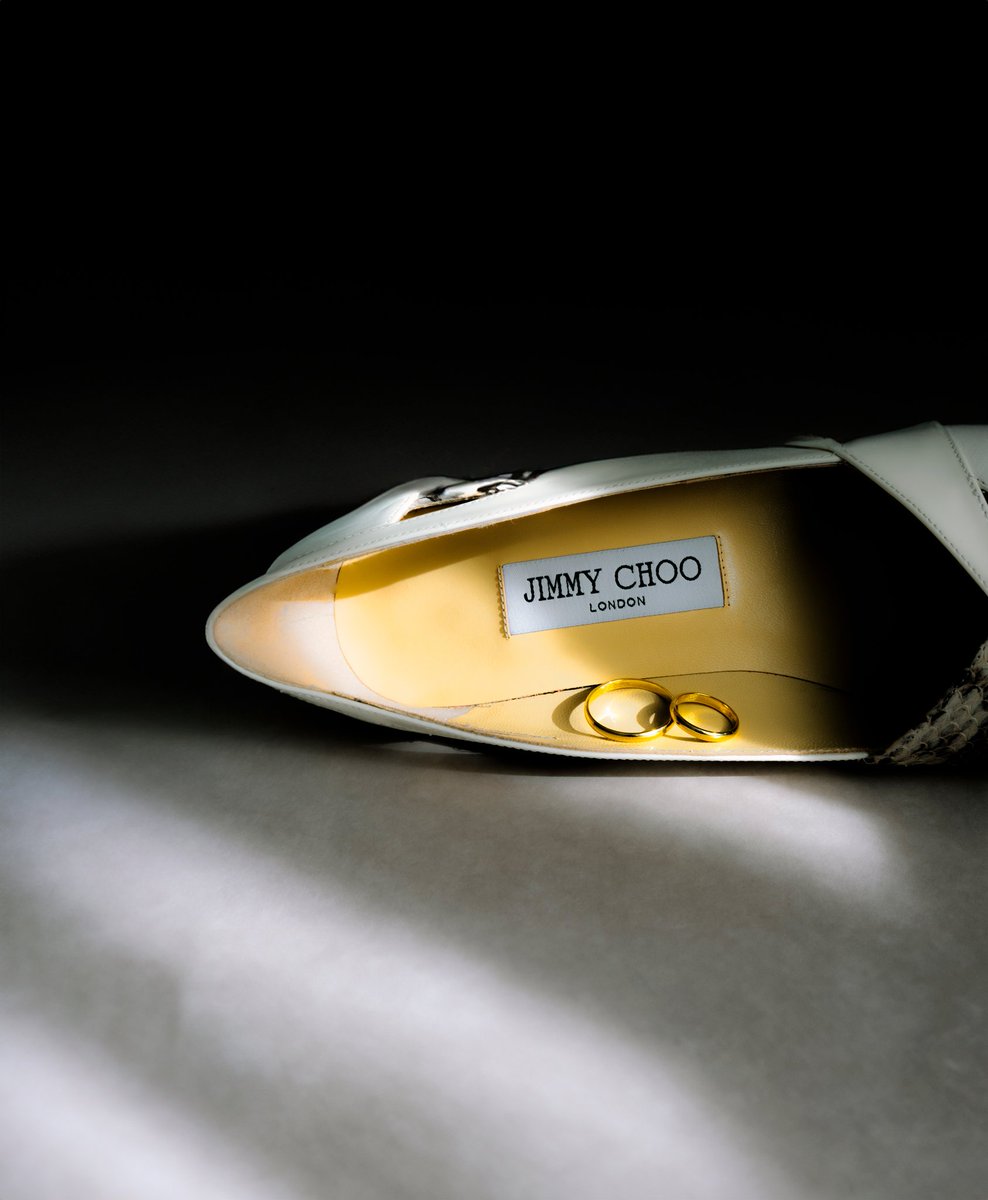 LluisChacon's tweet photo. Una de las partes que más me gusta fotografiar en una boda es esta, inmortalizar los detalles que marcan la diferencia. 💍👠👰🏻‍♂️

#Sitges #LluisChaconphoto https://t.co/zjvfNfC7kA