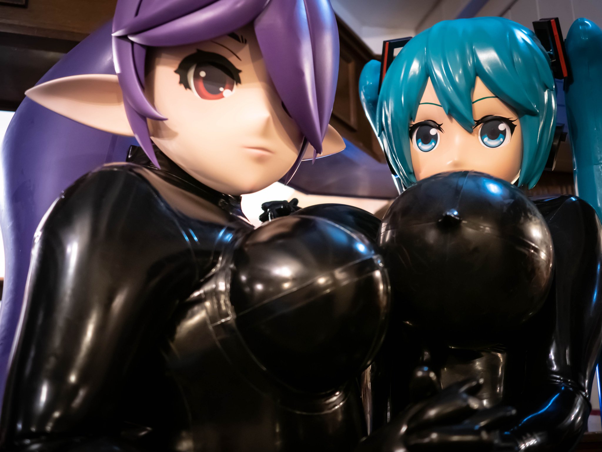 3 pic. Can you imagine the sound of our inflatable rubber bodies pressed together like this? 🫦 With @kigluka 📸: @mira_kig #latex #inflatable #catsuits https://t.co/LAKLI2mbb8
