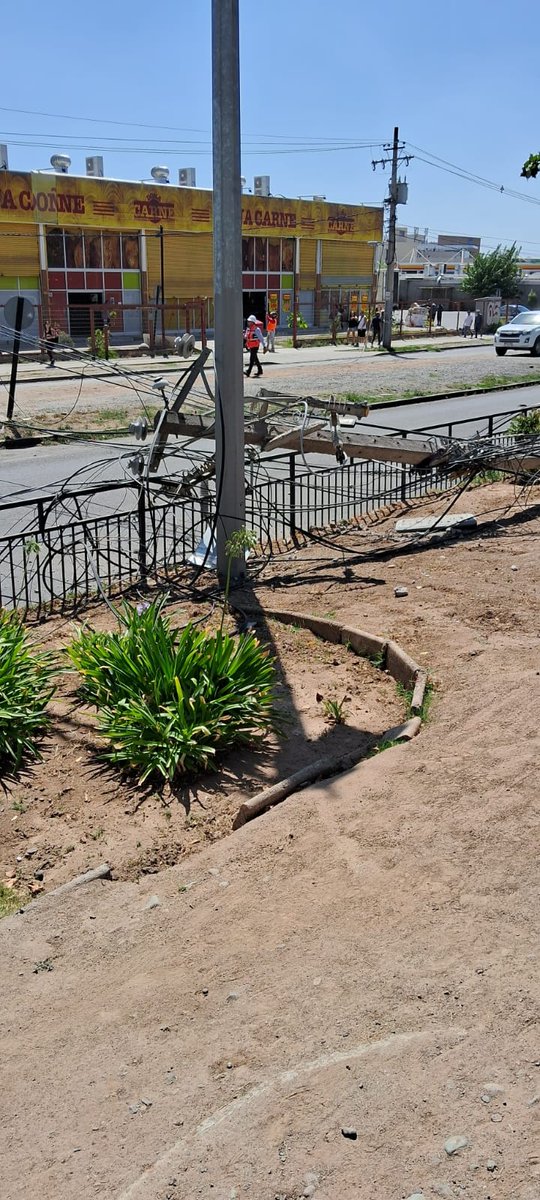 mpuentealto's tweet photo. 🔴 Atención vecinos y vecinas:
Tránsito suspendido en Av. Camilo Henríquez, entre El Peral y Gabriela, debido a un accidente con posterior caída de varios postes del alumbrado público.

En terreno se encuentra equipo municipal colaborando con Bomberos, Carabineros y empresa ⚡. https://t.co/r42wxb0WJg