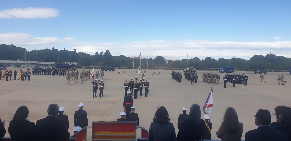 Hospitalidadst's tweet photo. La Fundación Hospitalidad Santa Teresa ha querido estar presente en el acto militar en conmemoración por el 487 aniversario de la creación de la Infantería de Marina, acompañando a la EIMGAF, TERLEV y FGNE en este acontecimiento. 
Nuestro presidente con Vicente Mendoza. https://t.co/O31VrDMlWP
