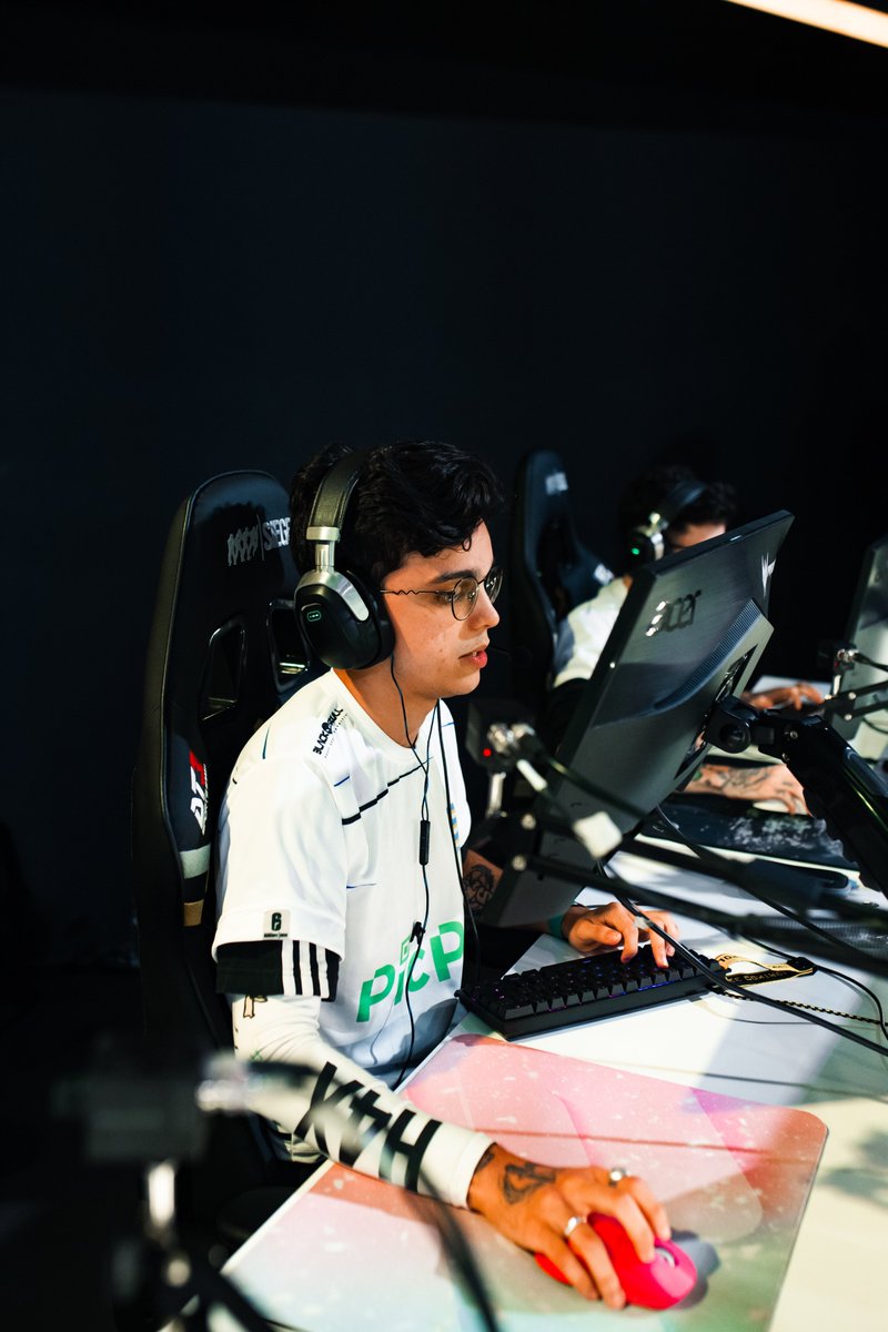 NovaSixR6's tweet photo. 🔁 RUMORES | MERCADO DA BALA

BR:

🇧🇷 Yektz ⬆️ MIBR
🇧🇷 Maia ⬆️ Liquid
🇧🇷 Volpz ⬆️ w7m
🇧🇷 Lobin ⬆️ w7m
🇧🇷 Dodez ⬆️ w7m
🇧🇷 Dotz ⬆️ w7m
🇧🇷 Dash ⬆️ w7m
🟠 LOS ⬇️ Saindo do Tier 1 BR
🇧🇷 HerdsZ ⬆️ Furia
🇧🇷 Kheyze ⬆️ Furia
🇧🇷 Jv92 ⬆️ Furia
🇧🇷 Nade ⬆️ Furia
🇧🇷 FelipoX ⬆️ Furia
🇧🇷 IgoorCTG ⬆️ Furia
🇧🇷 Abreu ⬆️ Furia
⚫️ Furia 🔄 Tier 1 BR
🇧🇷 Astro ⬆️ Fluxo
🇧🇷 Rappz ⬆️ Fluxo
🇧🇷 Lukid ⬆️ Fluxo
🇧🇷 Hash ⬆️ Fluxo
🇧🇷 Mitrix ⬆️ Fluxo
🟣 Fluxo ⬆️ Tier 1 BR

EU:

🇪🇺 ENCE ⬆️ Tier 1 EU
🇪🇺 FNATIC ⬆️ Tier 1 EU
🇱🇺 Ra1kos ⬆️ Vitality
🇫🇷 JaKs ⬆️ Vitality
🇫🇷 Frenchy ⬆️ Vitality
🇫🇷 SkyZs ⬆️ Vitality
🇫🇷 Nayqo ⬆️ Vitality 🆕
🇫🇷 Team Vitality 🔄 Tier 1 EU
🇬🇧 Yuzus ⬆️ BDS
🇹🇷 Solotov ⬆️ BDS
🇫🇷 Elemzje ⬇️ BDS
🇫🇷 Renshiro ⬇️ BDS

NA:

🇧🇷 Cameram4n ⬆️ M80
🇧🇷 SexyCake ⬆️ LOS
🇧🇷 Bersa ⬆️ LOS
🇧🇷 Legacy ⬆️ LOS
🇧🇷 Fxrias ⬆️ LOS
🇧🇷 rhZ ⬆️ LOS (como player)
🇧🇷 ThiGuti (C) ⬆️ LOS
🟠 LOS ⬆️ Tier 1 NA

LATAM:

🇧🇷 Reduct ⬆️ Six Karma
🇧🇷 Faallz ⬆️ Six Karma
🇧🇷 Nyjll ⬆️ Six Karma
🇧🇷 Swag ⬆️ Six Karma
🇧🇷 Nearz ⬆️ Six Karma

Rumores by: R6BR Atualizado, RafinhaFPS, MFVeras1, R6esports_news