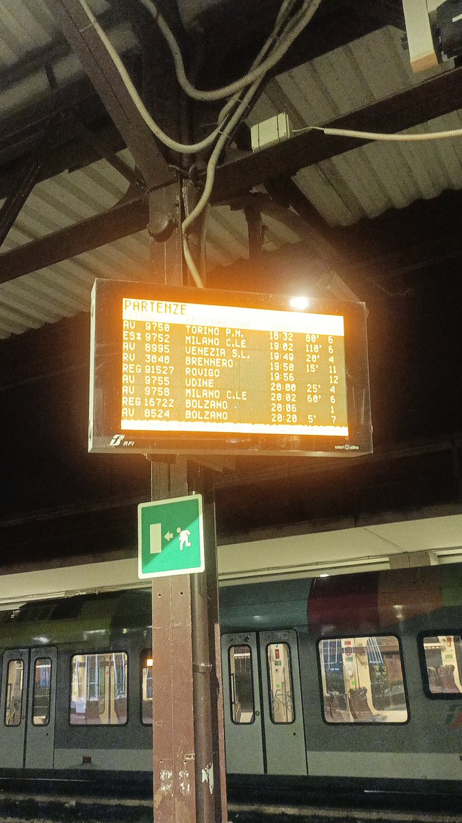 Grazie a @matteosalvinimi e @Trenitaliano che senza dare notizie hanno cancellato tutti i treni per Venezia causa allagamento che sanno solo i capotreno. Grazie a @ItaloTreno che mi costringe a pagare il prezzo di 26€ per Verona-Padova, nonostante l'abbonamento settimanale.