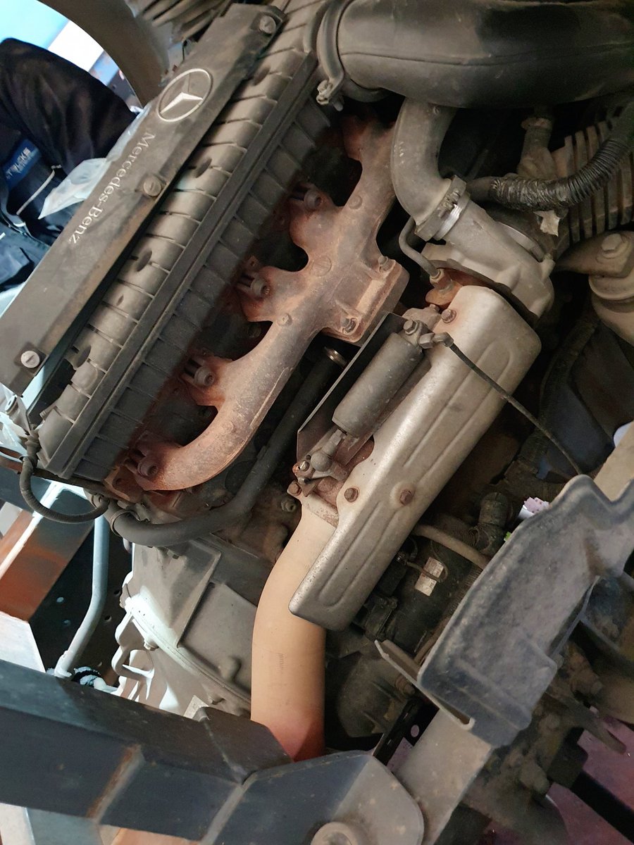 trucksttesmundo's tweet photo. Ultima semana d febrero #ramonruiztalleres #passion❤️ #trucks #reparando #camiones #semirremolques #lcv #tacografos #tallerAlltrucks #talleralltrucksfleet #RedAlltrucks #NII #AP2 #SalidaAlfajarin #AreaServicioRausan #alfajarin #Zaragoza https://t.co/O1sCSIwYT4