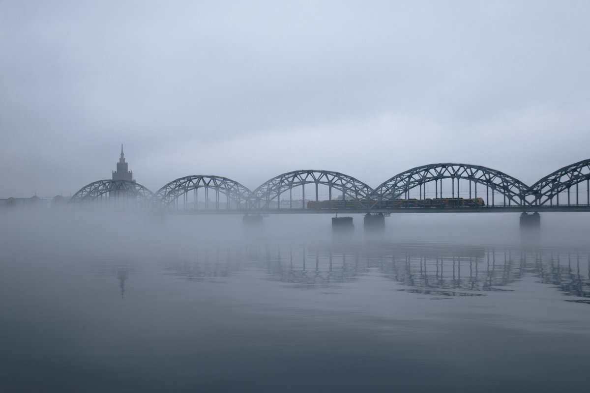 Rīgas dzelzceļa tilts miglā tīts. 27.02.2024.