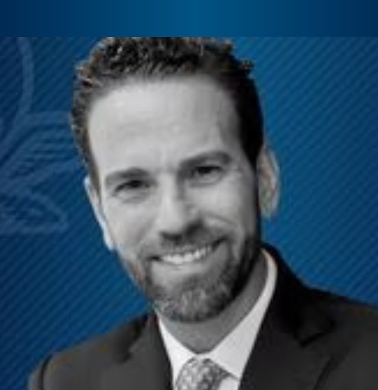 Muy buenos días tengan todos, hagamos un ejercicio de salud mental.

A usted, ¿quién de estos dos personajes sí lo representa?

❤️ <a href="/lopezobrador_/">Andrés Manuel</a> 
🔁 <a href="/CarlosLoret/">Carlos Loret de Mola</a>  

 ¡Gracias por participar!.
#NarcoPresidenteAMLO8