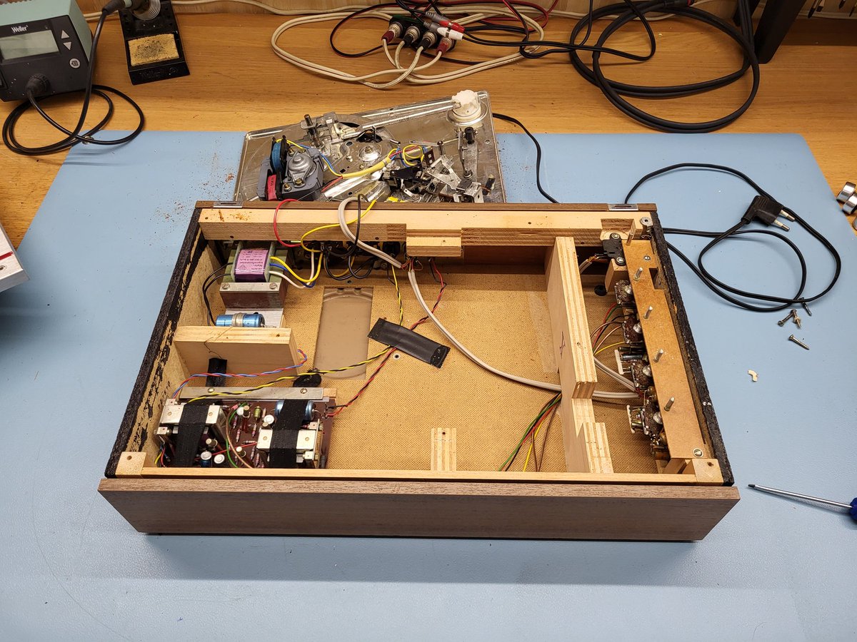 Om 19:30 uur erachter komen dat het al lang 17:00 uur geweest is!Maar ach, het is voor een klant! Een mooie platenspeler uit 1969 geheel reviseren... Dat is geen werk, dat is hobby!