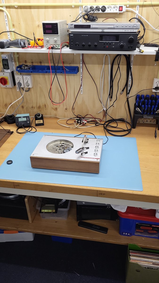 RichardDijk's tweet photo. Om 19:30 uur erachter komen dat het al lang 17:00 uur geweest is!Maar ach, het is voor een klant! Een mooie platenspeler uit 1969 geheel reviseren... Dat is geen werk, dat is hobby! https://t.co/yeUqSvJgr3
