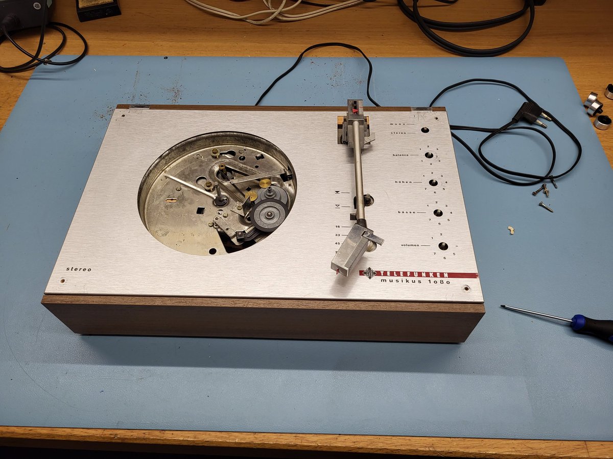 RichardDijk's tweet photo. Om 19:30 uur erachter komen dat het al lang 17:00 uur geweest is!Maar ach, het is voor een klant! Een mooie platenspeler uit 1969 geheel reviseren... Dat is geen werk, dat is hobby! https://t.co/yeUqSvJgr3