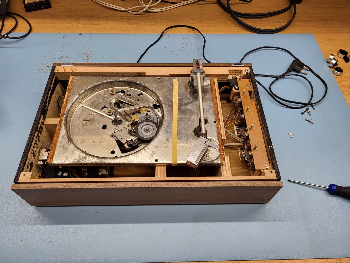 RichardDijk's tweet photo. Om 19:30 uur erachter komen dat het al lang 17:00 uur geweest is!Maar ach, het is voor een klant! Een mooie platenspeler uit 1969 geheel reviseren... Dat is geen werk, dat is hobby! https://t.co/yeUqSvJgr3