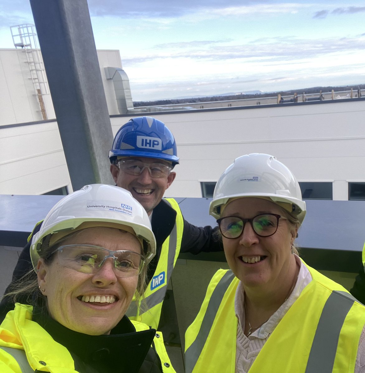 Great to host @hcashells on a visit to @UHD_NHS taking in the new CPK, Pt lunch on W4 with @chickeec and views from the roof of our new BEACH building with Ali P #TeamUHD 💙Amazing work by @UhdCatering so proud of you all💙
