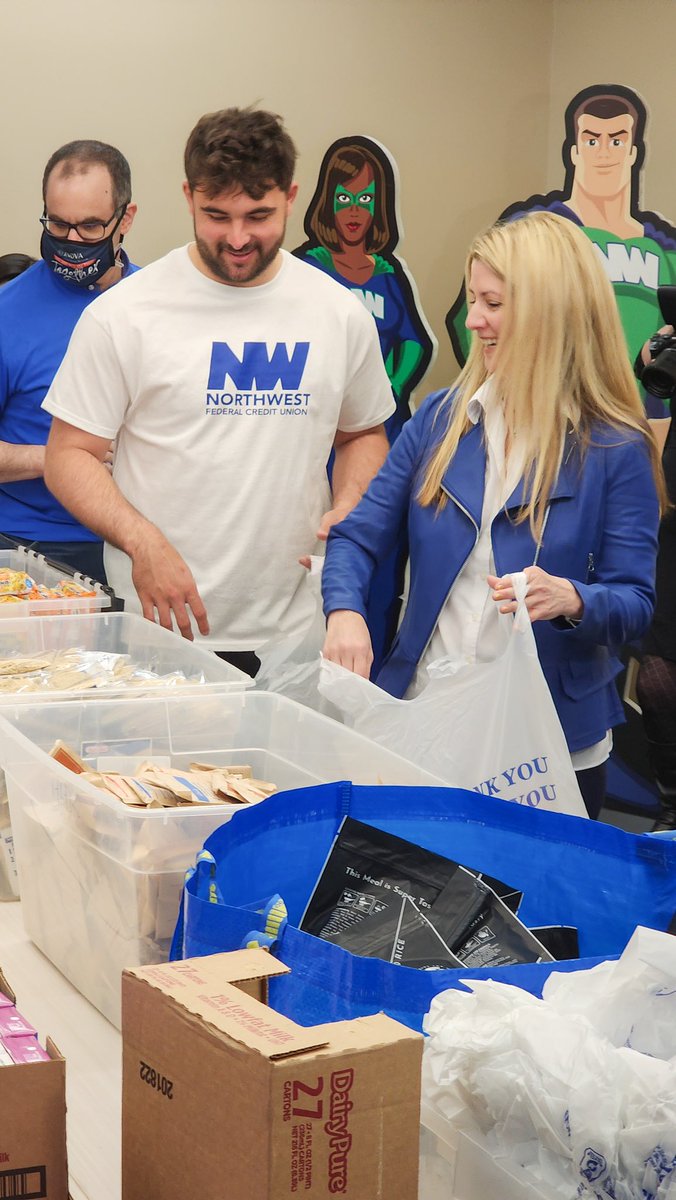 RestonLetter's tweet image. This morning, Washington Commanders quarterback Sam Howell joined the Reston group Helping Hungry Kids at Northwest Federal Credit Union. They packed 250 weekend meal bags for students at Dogwood Elementary. [📸- @KStreetPhotoDC ] #NFL #samhowell #Commanders