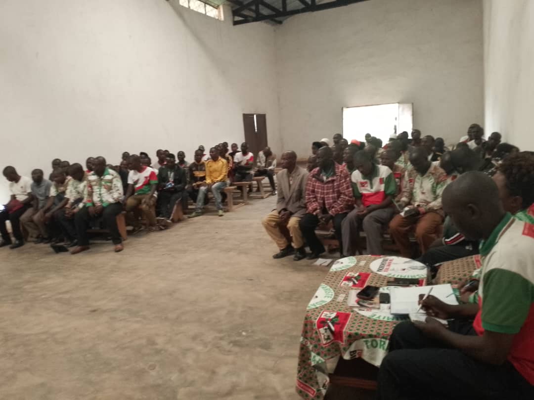 CnddFddButanyer's tweet photo. Umunyamabanga wa @CnddFdd muntara ya #Butanyerera ajejwe inkino n'imicokama #HonNduwimana_Patricie yabandanije igikorwa cokugenera amazone agize agize intara ya #Butanyerera, unomunsi akaba yagendeye amazone ya #Kabarore,#Jene,#Rukere na #Mparurira agize komine ya #Kayanza
1/2 https://t.co/a4BFlOdotR