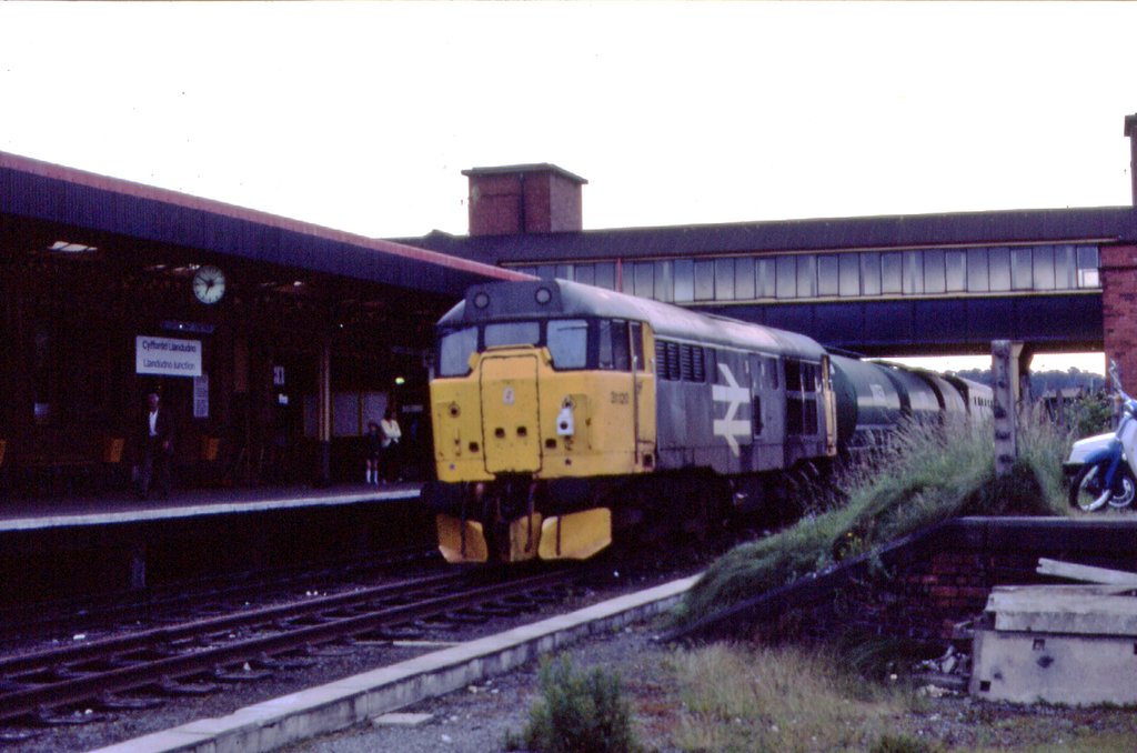 InnerFrameUK's tweet image. Sticking with the class 31 for our throwbacks. One of the class takes a break from working hard during the leaf cleaning season at the now much changed Llandudno Junction #ThrowbackTuesday