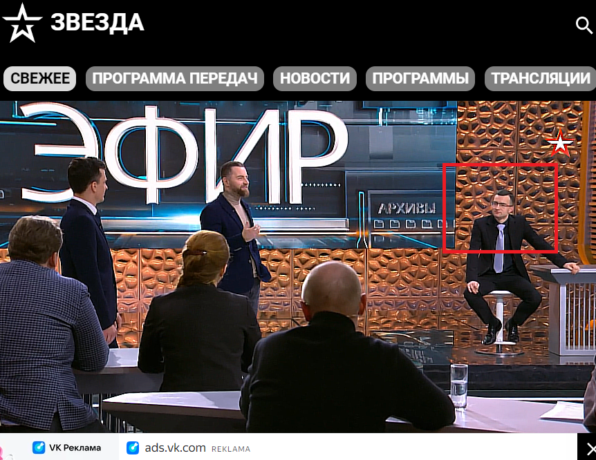 mic_marek's tweet photo. Obejrzałem fragment programu wyemitowanego przez kanał TV „Zvezda” (prowadzony przez Ministerstwo Obrony Fed. Rosyjskiej) z udziałem Tomasza Jankowskiego (obywatela RP z środowiska „Myśli Polskiej”, który zaangażowany jest w infekowanie naszej infosfery przekazem zbieżnym z rosyjską dezinformacją).

Na początku „laurka” na temat gościa z Polski – de facto kopia wpisu L. Swiridowa sprzed kilku dni na temat aktywności T. Jankowskiego i M. Piskorskiego (kreowanie ich na „ofiary prześladowań” ze strony polskich władz).

Program z udziałem Tomasza Jankowskiego został przeprowadzony w charakterystyczny dla rosyjskich propagandystów sposób. Leonid Swiridow, który towarzyszył T. Jankowskiemu tak ukierunkował rozmowę, aby pochwalić się swoim „kolegą” oraz ukazać go jako „ważną postać” i „dobre źródło informacji” o Polsce. Pozostali wykorzystali jego obecność do wygłoszenia tez o czysto dezinformacyjnym charakterze. Zebrani propagandyści twierdzili np. iż to Polska rozpoczęła rzekomo agresywne działania informacyjne przeciwko Rosji. Padły również tezy dezinformacyjne o „1/3 terytorium Polski podarowanej nam przez Rosję”… Stwierdzono również, iż to „Polscy magnaci wgnietli Polskę w błoto i to Rosja Polskę z bagna wyciągnęła” (Jurij Kot – przekaz dot. rozbiorów I RP). Stwierdzono również, iż „w Polsce działa cały system stymulujący nienawiść do Rosji (…) z Polski tworzą antyrosję”. Na końcu L. Swiridow z uśmiechem zaznaczył ponadto, że Polacy i Rosjanie „zawsze się dogadają”… i dodał „anegdotę” o zamiłowaniu Polaków do wódki… (ku uciesze zebranych).

Jeśli chodzi o wypowiedzi T. Jankowskiego to użył on m. in. rosyjskiego sformułowania fałszującego charakter rosyjskiej agresji zbrojnej – to jest „Specjalna Operacja Wojskowa” uwiarygadniając dany dezinformacyjny „konstrukt myślowy”. Stwierdził również, iż w Polsce trwa „dehumanizacja Rosjan, abyśmy chcieli ich zabijać”. Stwierdził również, iż używanie pojęcia Królewiec, to część wojennej kampanii – „chce wierzyć, że to tylko propaganda”. Stwierdził ponadto, iż „Polska to kraj, gdzie Ukraińcy mogą swobodnie rozmawiać po rosyjsku” (rzecz odczytano, jako sugestię, iż na Ukrainie rzekomo po rosyjsku mówić nie można – słowa wyraźnie ucieszyły zebranych Rosjan…). Potwierdził ponadto tezę o antypolskim charakterze, jakoby Polska była państwem „przepełnionym szowinizmem” (względem Rosjan).

Całościowy zafałszowany obraz Polski w danym materiale stworzonym na wizji kanału TV Ministerstwa Obrony Fed. Rosyjskiej przy udziale T. Jankowskiego sprowadza się do ukazania naszego państwa jako „szowinistycznego”, które w „systemowy sposób” poprzez „swoją propagandę” „zakorzenia w Polakach nienawiść do Rosji”. To polska władza ma formować obywateli tak, aby „chcieli zabijać Rosjan”…

Pod koniec materiału padły ponadto słowa wyrażające zachwyt Rosjan polską kulturą i Polską jako taką, wskazując na to, iż to „zła polska władza” wszystko zniszczyła…

Przekaz bazował na nieco zapomnianej rosyjskiej narracji dezinformacyjnej o „złych polskich rządach” i „dobrym polskim narodzie”, który bez problemu porozumiałby się z Rosjanami. Daną narrację ubogacono ponadto o tezy, zgodnie z którymi taki sam (dobry) stan relacji pomiędzy tzw. przeciętnymi przedstawicielami narodów jest rzekomo niemożliwy pomiędzy Polakami i Ukraińcami.

Na tle danych narracji Rosja jawi się „niewinnym miłującym Polskę i pokój” państwem, które jest ciągle „atakowane” przez „podły” Zachód i „złych, rusofobicznych” polskich polityków. Wywołana przez Rosjan wojna to natomiast jedynie Operacja Specjalna, do przeprowadzenia której Rosjanie „mieli prawo”. Obecność T. Jankowskiego na wizji danego programu posłużyła więc #Rosja aparatowi #dezinformacja do wybielenia obrazu polityki Fed. Rosyjskiej oraz do deprecjonowania obrazu państwa polskiego.

Wysoce prawdopodobnym jest, iż po powrocie do kraju T. Jankowski będzie kontynuował swoją działalność z zakresu prób promowania tez zbieżnych z interesem Moskwy w Polsce.

Polecam szczególnej uwadze: @AndrzejDuda, @prezydentpl, @donaldtusk, @PremierRP, @KosiniakKamysz, @MON_GOV_PL, @sikorskiradek, @MSZ_RP, @MKierwinski, @TomaszSiemoniak, @KGawkowski, @adamSzlapka, @BartSienkiewicz, @szymon_holownia, @JanGrabiec, @CTomczyk, @ZalewskiPawel, @pawelbejda, @czeslawmroczek, @GrzybAndrzej, @GIBandych, @JacekSiewiera, @ACKS_aszwoj , @WeryfikacjaNASK, @pawelkowalpl, @joannakluzik, @MirekRozanski, @PiotrPytel67, @MolendaKarol.

Polecam również uwadze: @MarekMeissner, @wolski_jaros, @WypartowiczBa, @Anna_M_Dyner, @SamselMarcin, @K_Stanowski, @FilippDM, @Piotr_Malecki, @KuczynskiG, @PBPaszportu, @KWojczal, @JuliuszSabak, @Maciej_Korowaj, @KapitanLisowski, @Anna_Mierzynska, @DominikSerwacki,@patrykmichalski, @WarNewsPL1, @patrycjuszwyzga, @DemagogPL.