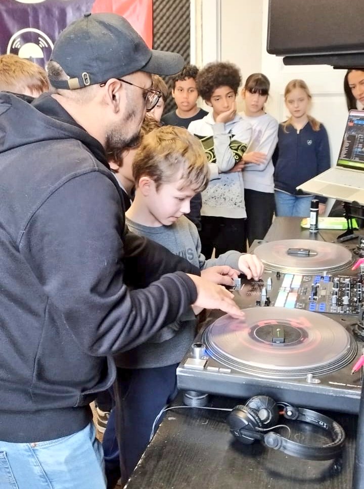 🎛 Pendant 2h ces jeunes du Centre Culturel et Social Rotterdam ont testé les métiers de la radio et du Djing, le tout encadré par nos journalistes et <a href="/djstansmith/">dj StanSmith</a>  🎙
👉 Dans quelques années, ils auront une émission sur RBS !

🔥 Imagin'Act @socomecFR