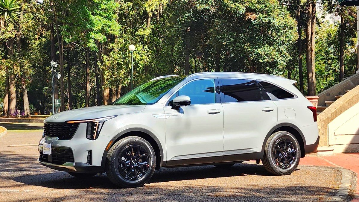 MarioCastilloMX's tweet image. La marca coreana @KiaMexico presentó su nueva alineación de productos:

1) Sorento 2024 se renueva y mantiene sus tres filas de asientos. Disponible el 14 de marzo de 2024, pero antes se darán a conocer detalles de su equipamiento, versiones y precios. Por lo pronto, presenta un…