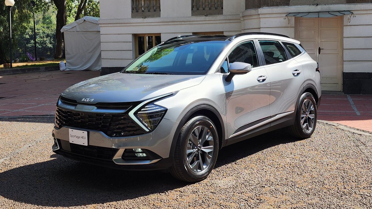 MarioCastilloMX's tweet image. La marca coreana @KiaMexico presentó su nueva alineación de productos:

1) Sorento 2024 se renueva y mantiene sus tres filas de asientos. Disponible el 14 de marzo de 2024, pero antes se darán a conocer detalles de su equipamiento, versiones y precios. Por lo pronto, presenta un…