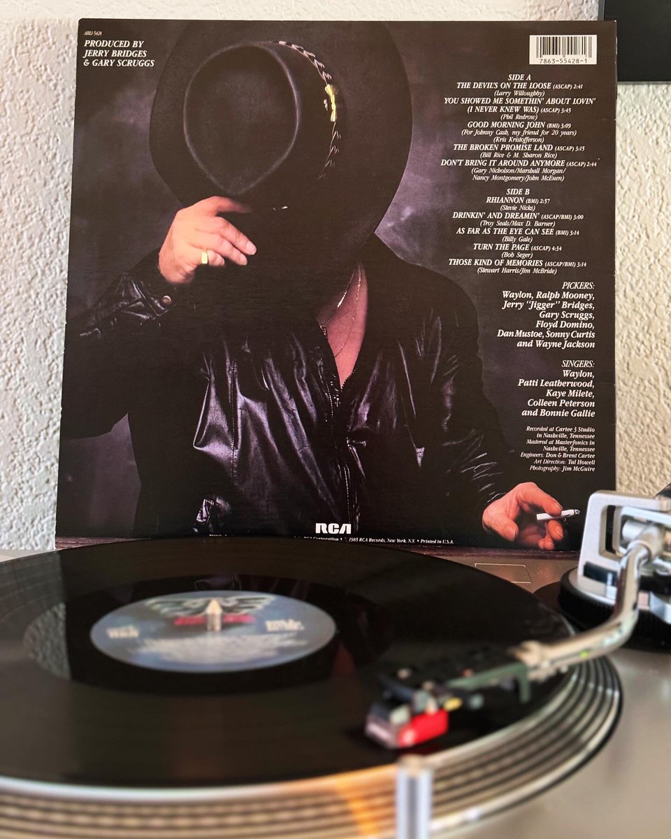 Waylon Jennings- Turn The Page
1985

More from the unplayed pile, picked this up used at a record store in Austin late 2022. 

I usually pick up any used Waylon albums I run across cause they’re so hard to find

#physicalmusic #waylonjennings