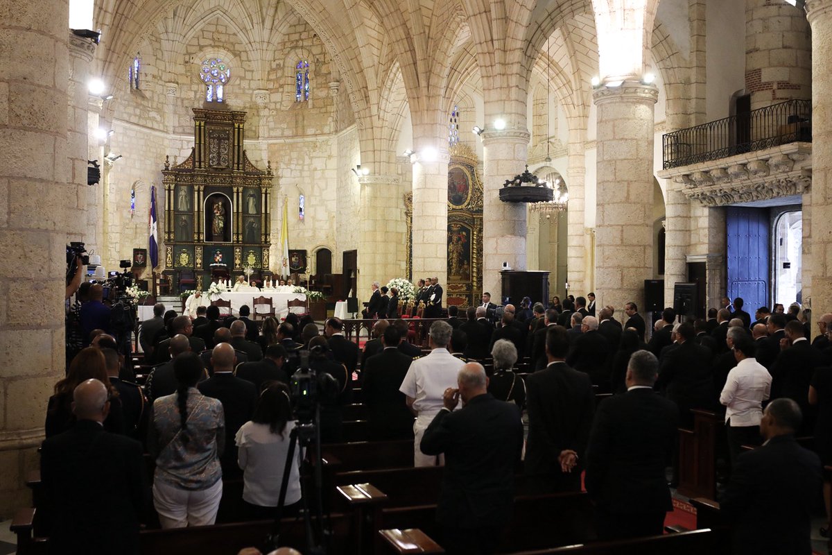 En un solemne tedeum oficiado por monseñor Francisco Ozoria Acosta en la catedral Nuestra Señora de la Anunciación, Primada de América, elevamos nuestras oraciones en agradecimiento a Dios por sus bendiciones sobre la República Dominicana.
 
Hoy, más que nunca, renovamos nuestra