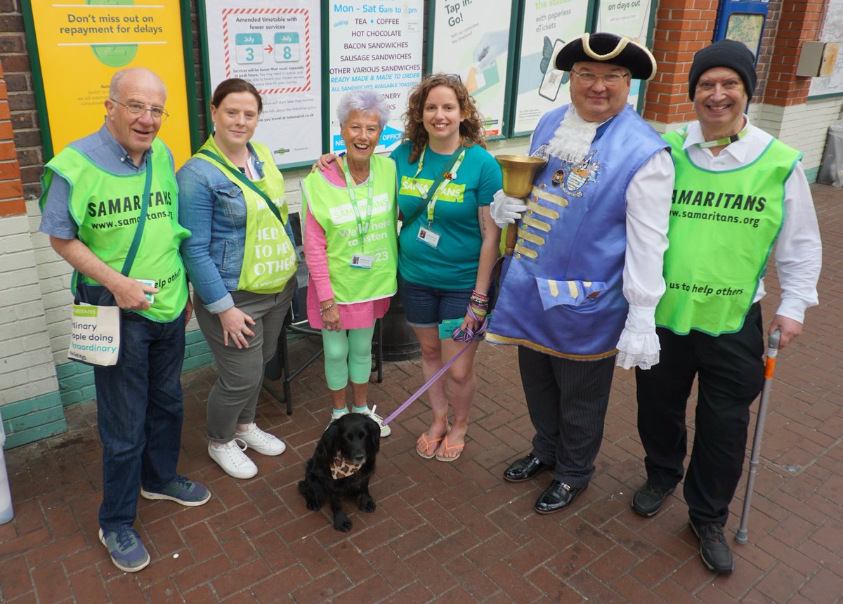 Worthing Samaritans will be at Worthing station supporting the Small talk Saves Lives campaign on 5th March🚂 Joined by special guest @MemberBob 🔔😍 The campaign is to encourage people to strike up small talk with anyone who looks out of sorts🗣️ It can save a life💡