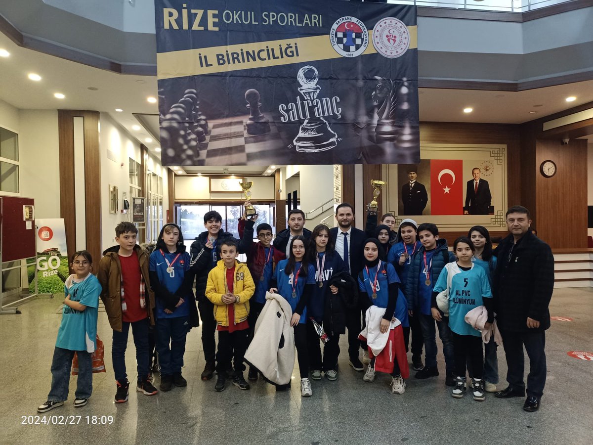 HRustuAltunbasO's tweet photo. Rize okul sporları satranç İl turnuvasında hem kız hem de erkeklerde il 2. si olduk ♟️👏🏆 #rize #çayeli #meb #satranç https://t.co/XajUtCwnz6