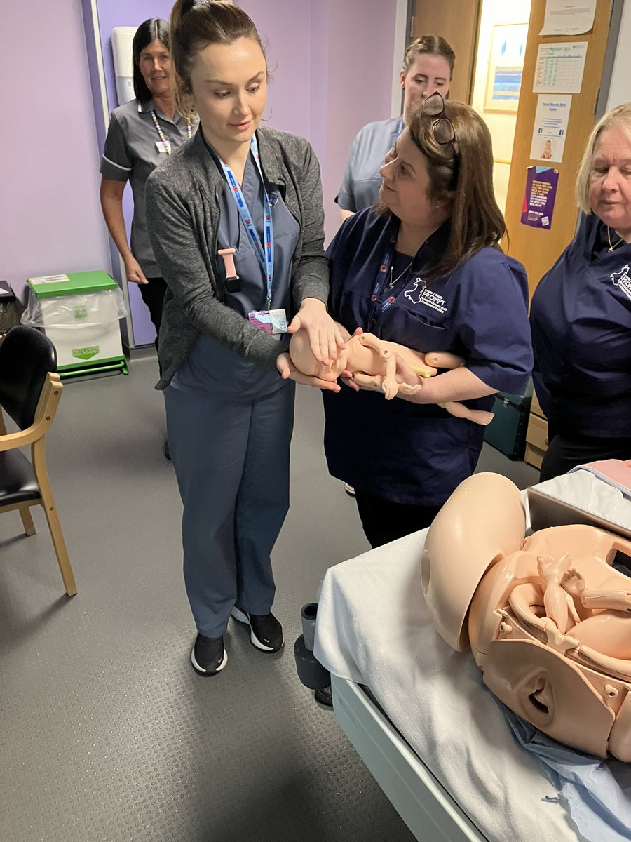 A fab Community @PromptWales day @ABUHB_Maternity we use high fidelity @LimbsandThings1 training models to practice manoeuvres to resolve a shoulder dystocia and demonstrate safe axial traction with ‘Kevin’ our force monitor always allocating a lead & using our algorithms 🙌