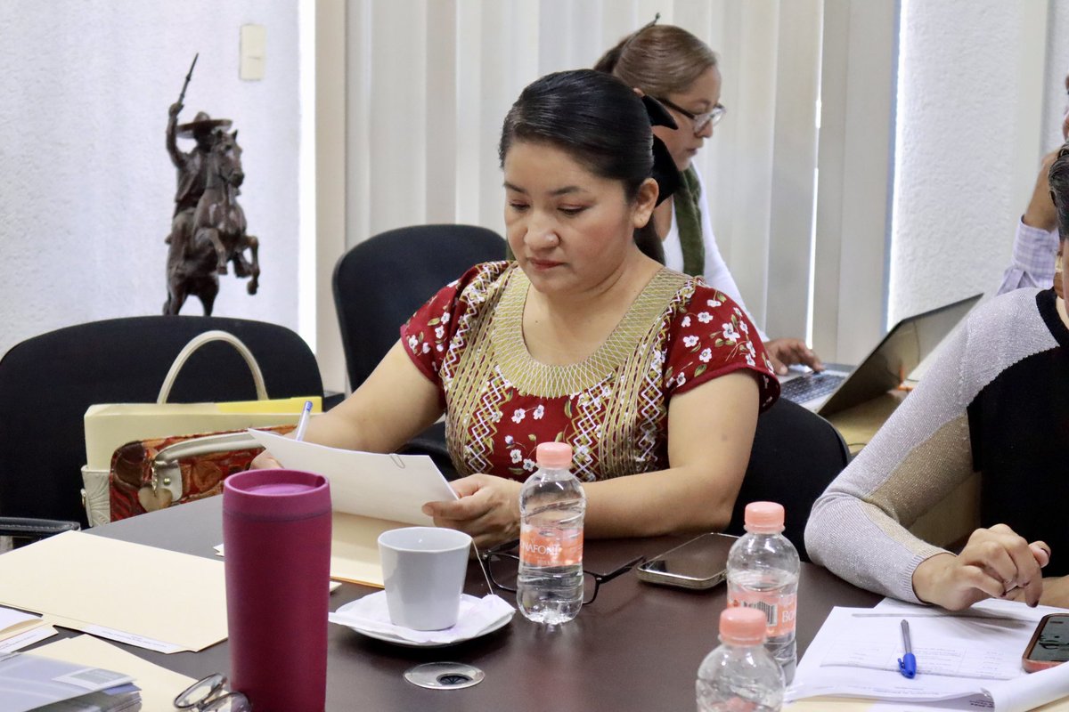 El día de hoy en representación del <a href="/MorelosCongreso/">H. Congreso del Estado de Morelos</a>, así como Presidenta de la Comisión de Educación y Cultura del Congreso del Estado de Morelos, asistí a la Primera Sesión del Consejo de Premiación de la Medalla y Benera “Benito Juárez García y José Maria Morelos y Pavón”