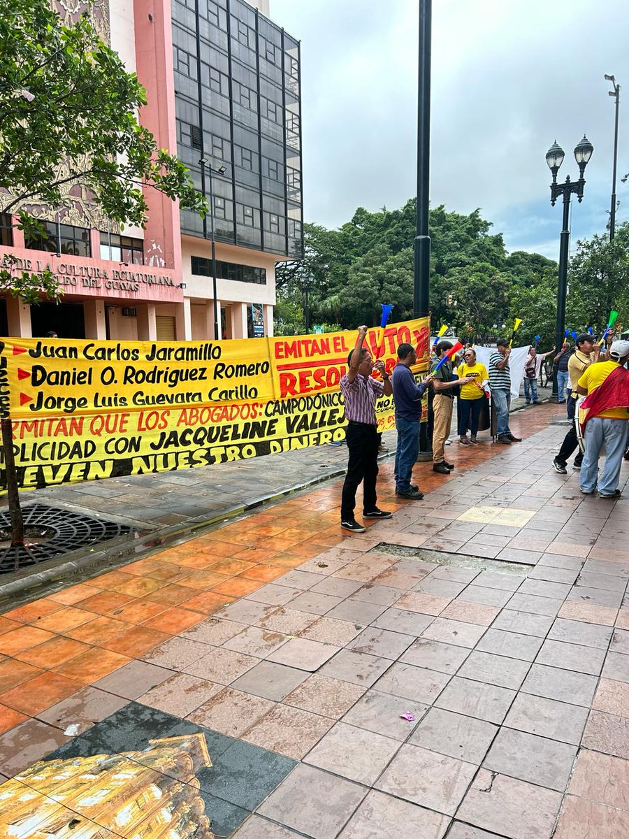 justiciacn's tweet photo. PLANTÓN PACÍFICO junto a los ex trabajadores de Cervecería Nacional, para impulsar y conseguir que el Tribunal Distrital Contencioso Administrativo POR FIN cumpla con ordenar el pago a la gente que lleva luchando más de 16 años por sus utilidadess
@CJudicaturaEc @CorteNacional https://t.co/mmd7Yve44L