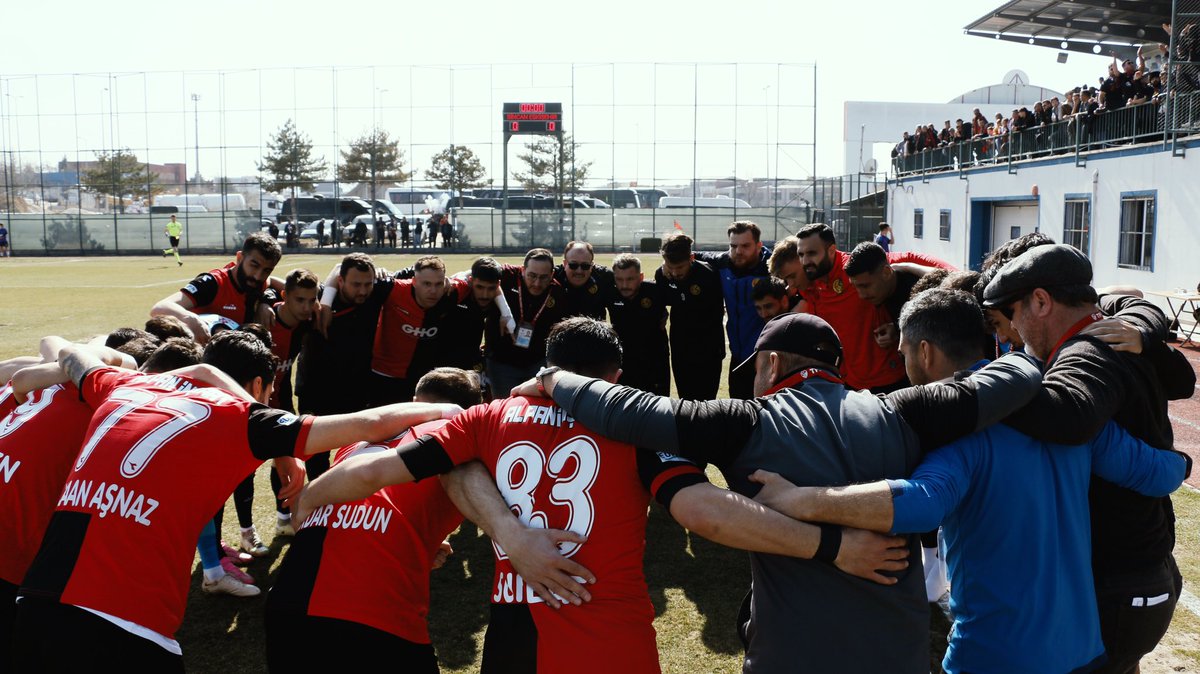 Futbolcularımız, teknik ekibimiz, yöneticilerimiz, büyük taraftarımız ve basın;

KENETLENELİM!

Başka Eskişehirspor Yok!

#ŞampiyonBizOlacağız