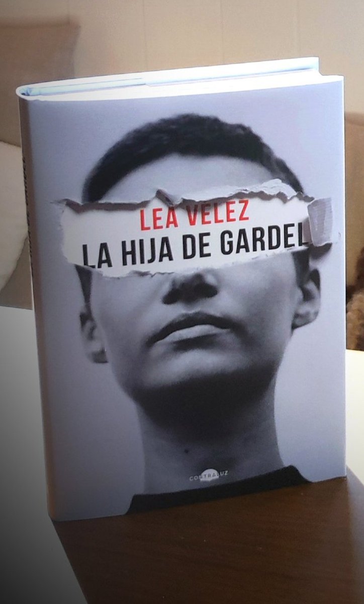 Bibliomaniatico's tweet image. Lea Vélez acaba de de publicar su nuevo libro "La hija de Gardel". enmarcada en la dictadura argentina (1976-83)

"La literatura tiene el valor de fijar en la memoria las emociones de un momento dado de la historia, no tanto la información oficial, sino las emociones personales".