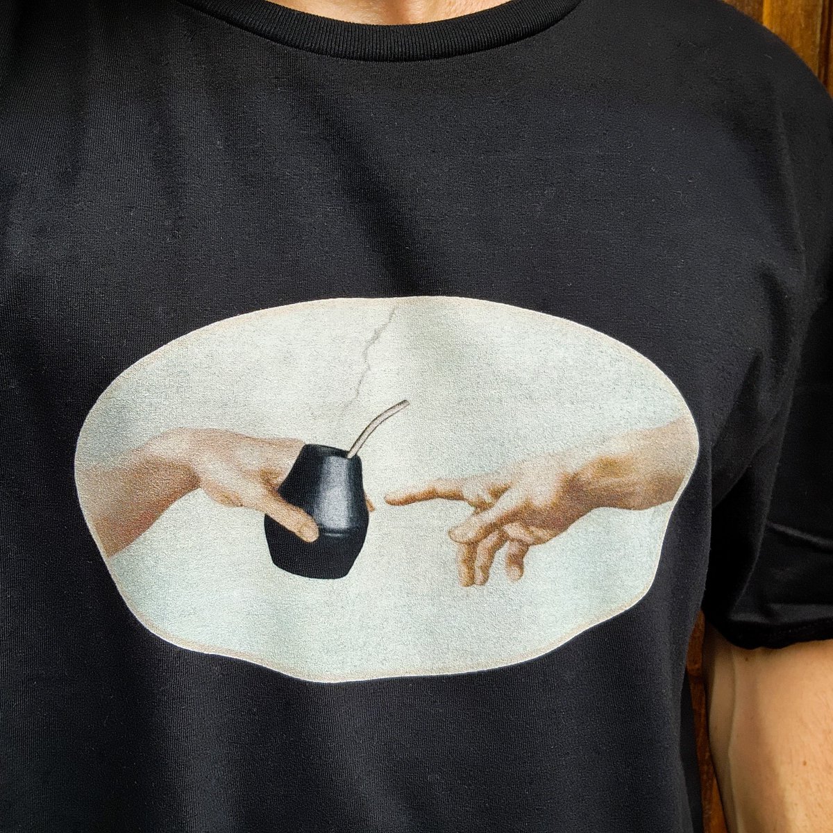 Joel apenas entró se hizo un mate. En los congelados estaba con un mate. Y las remeras que nos pidió? Todas de mate!! #GranHermano