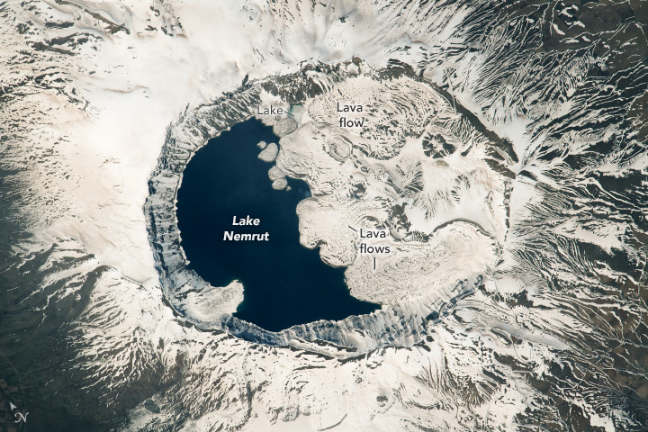 NASAEarth's tweet photo. One cool caldera ❄️🌋

A @Space_Station astronaut took this photo of the snow-covered caldera of Mount Nemrut in Türkiye. The caldera’s eastern half has solidified lava flows from past eruptions. Hot springs flow into the western half feeding Lake Nemrut.
https://t.co/LYQEsc3n6r https://t.co/co7t3rD0BR