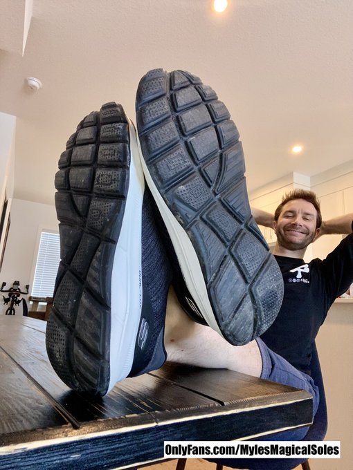 Got another pair of ridiculously sexy gym socks... Wanna peek? https://t.co/7ZVEvq8ReE