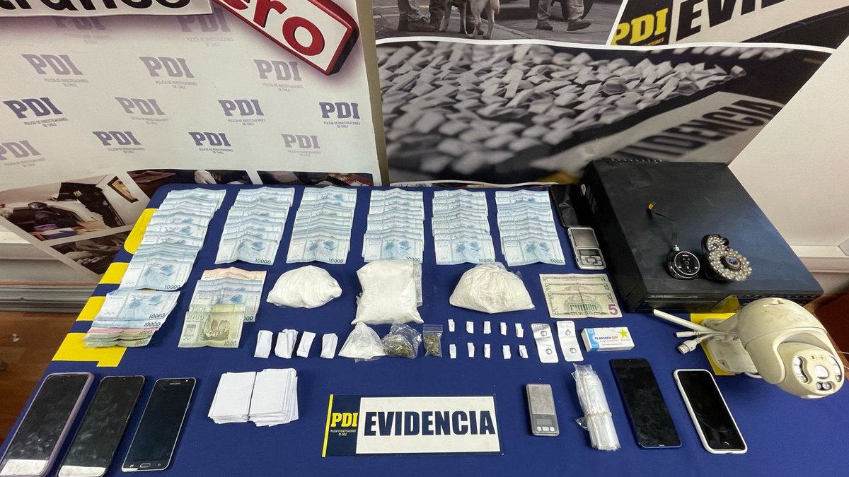 Equipo #MT0 Providencia, en el marco de investigación coordinada con la <a href="/fiscaliaoriente/">Fiscalia Oriente</a>, llevó a cabo la entrada y registro de 4 domicilios de la comuna de #Nuñoa, vinculados a microtráfico.

En el procedimiento se detuvo a 3 personas por el mencionado delito, y se incautó cerca