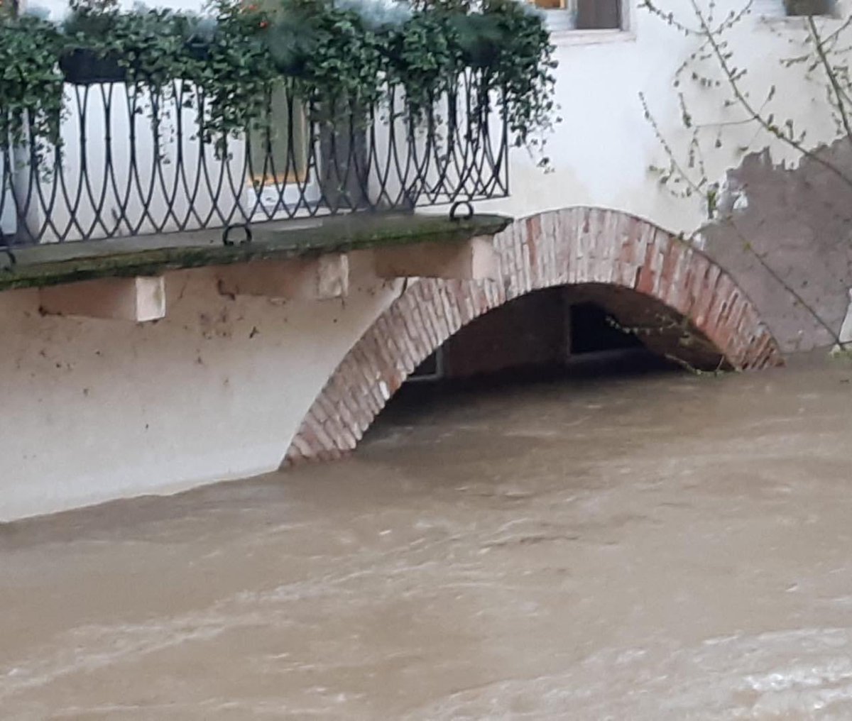 zaiapresidente's tweet photo. 🚨🚨🚨 EMERGENZA MALTEMPO 🚨🚨🚨

☔️⛈️ Visto il perdurare delle condizioni meteorologiche avverse, a #Vicenza, #Longare e #Montegalda resteranno chiuse le scuole di ogni ordine e grado domani, mercoledì 28 febbraio. https://t.co/mbLnxGuLgz