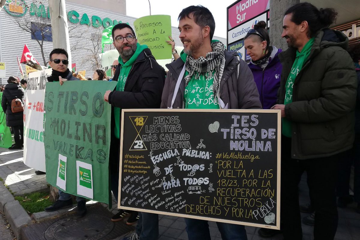 ElSaltoMadrid's tweet photo. 🟢 Los sindicatos contabilizan que 5.000 docentes de 150 centros escolares de toda la región han seguido el paro en el primer día de convocatoria, a pesar de los servicios mínimos impuestos por la Consejería.
Por @SusiQiuMad 

https://t.co/CPu60JNWAQ https://t.co/4K68cISy7y