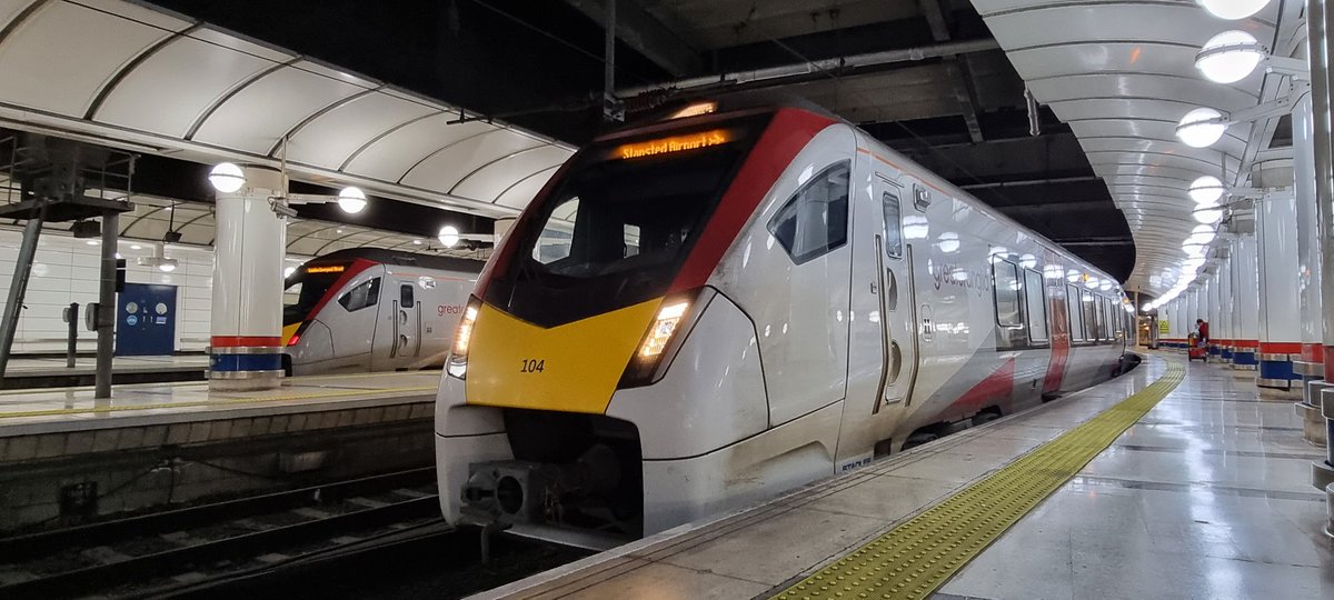 Railwaygirl2018's tweet image. This #DispatchersOfTwitter adventure is coming to a end for today!😢

What a day whizzing along the east coast on two 91s🚂🚃🚃

But what will be in store for us tomorrow?🤔
Watch this space as it will be epic👀
#RailwayFamily #Adventures #London #Travel #Trains #RailwayTwitter