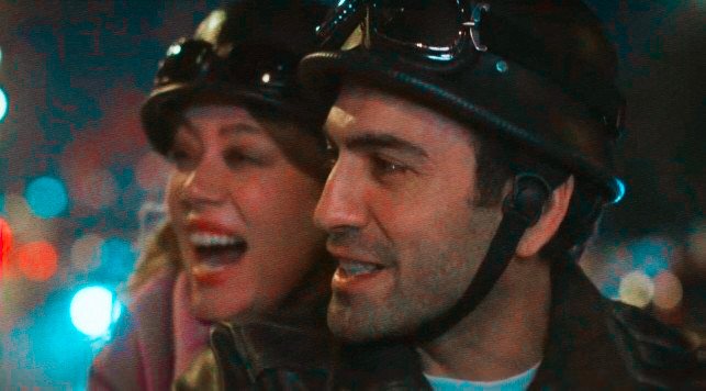 Bahar ve Evren sahnelerinde yüzümde kocaman salak bir gülümseme oluşuyor